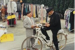 Albert Cammerman en EH pastoor Stacino op de kermis van 1990
